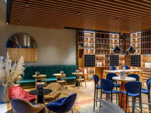 A seating area at Mercure Debrecen