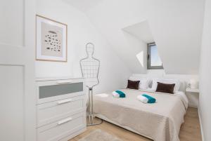 una camera bianca con letto e cassettiera di Esperia a Opatija