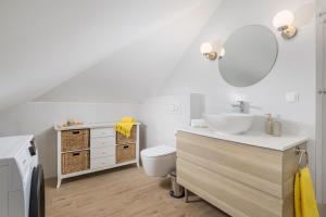 un bagno con lavandino, WC e specchio di Esperia a Opatija Altre 40 foto