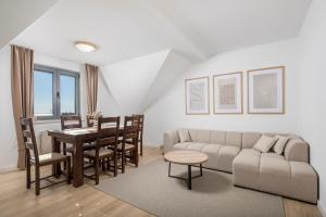 un soggiorno con un divano e un tavolo di Esperia a Opatija