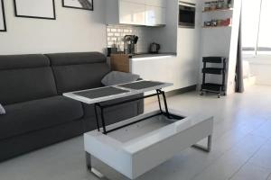 Η κουζίνα ή μικρή κουζίνα στο 27m with terrace - first row sea view