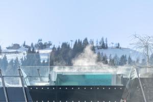 Bazén v ubytování Hotel Salzburger Hof Leogang nebo v jeho okolí