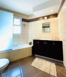 Un baño de Pepper House with pool