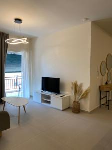 トリカラにあるJ&L Residenceのリビングルーム(白いキャビネット、薄型テレビ付)