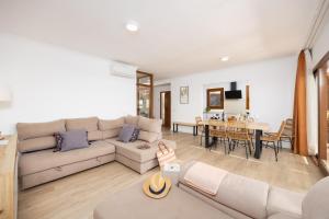 a living room with a couch and a table at Villa Mariposas Caleta in Caleta De Fuste