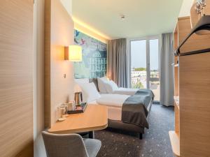 Postel nebo postele na pokoji v ubytování B&B HOTEL Offenburg-Hbf