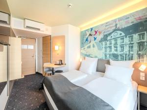 Postel nebo postele na pokoji v ubytování B&B HOTEL Offenburg-Hbf