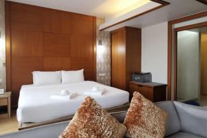 Postel nebo postele na pokoji v ubytování Nonthaburi Palace Hotel