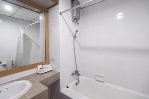 Koupelna v ubytování Nonthaburi Palace Hotel + 37 fotografií