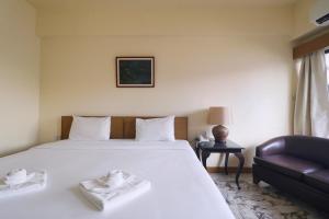 Postel nebo postele na pokoji v ubytování Nonthaburi Palace Hotel