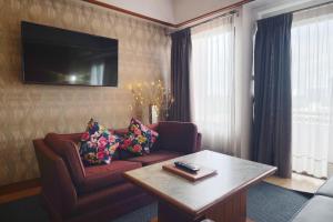 TV a/nebo společenská místnost v ubytování Nonthaburi Palace Hotel