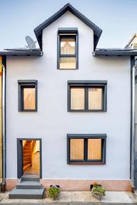 a white house with black windows at Ferienhaus Sternschnuppe in Oberwesel