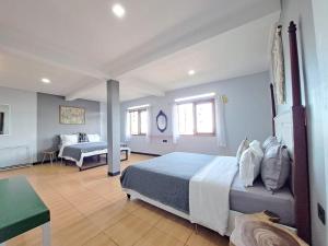 a bedroom with two beds and a table in a room at Villa Bella Vista 2 in Paragajen