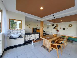 a kitchen with a large wooden table and chairs at Villa Bella Vista 2 in Paragajen