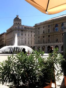 a fountain in front of a large building at Anna's Home - Appartamento nel cuore di Genova in Genoa