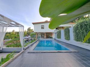a swimming pool in the backyard of a house at Villa Bella Vista 2 in Paragajen