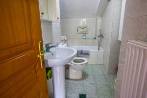 A bathroom at Villa Aleka