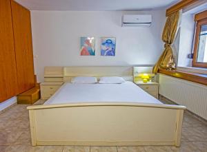 A bed or beds in a room at Villa Aleka