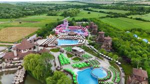 Πισίνα στο ή κοντά στο Glass Domes - by The Wind Mills Hydropark