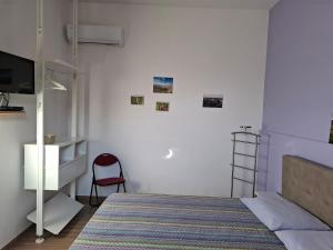 Televízia a/alebo spoločenská miestnosť v ubytovaní Turtle Island Apartments
