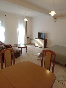 un salon avec un lit et une table dans l'établissement Green Village studio, à Gornji Orahovac 26 autres photos