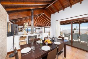 a kitchen and dining room with a table and chairs at Villa Asomada in La Asomada
