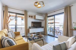 a living room with a couch and a tv at Nova Essential in Jávea
