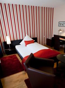 Postel nebo postele na pokoji v ubytování Suiten Hotel Dependance Laterne