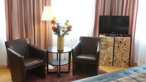 TV a/nebo společenská místnost v ubytování Suiten Hotel Dependance Laterne