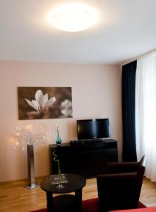 TV a/nebo společenská místnost v ubytování Suiten Hotel Dependance Laterne