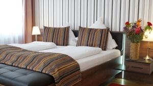 Postel nebo postele na pokoji v ubytování Suiten Hotel Dependance Laterne