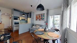 a kitchen and a dining room with a table in a room at For Sea Lovers in Cubelles