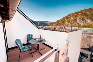 a balcony with a table and two chairs at Ferienhaus Sternschnuppe in Oberwesel