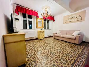 a living room with a couch and a television at Dolce casa in Lucca