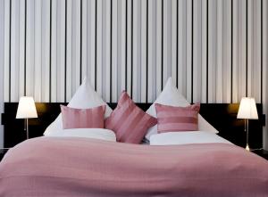 Postel nebo postele na pokoji v ubytování Suiten Hotel Dependance Laterne