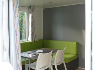 Χώρος καθιστικού στο Mobil home Domaine Du Lac