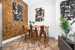 a dining room with a table and chairs at Modern 2 Bedroom Apartment - Wolverhampton Centre - Gated Development 3CH in Wolverhampton