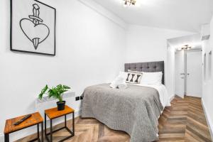 a bedroom with a bed and a heart picture on the wall at Modern 2 Bedroom Apartment - Wolverhampton Centre - Gated Development 3CH in Wolverhampton