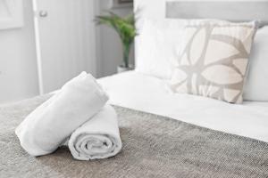 En eller flere senge i et værelse på Modern 2 Bedroom Apartment - Wolverhampton Centre - Gated Development 3CH