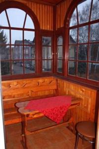 Pokój z ławką w pokoju z oknami w obiekcie Hotel Okatex w mieście Żagań