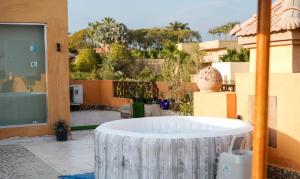Fotografie z fotogalerie ubytování Boho Getaway with Pyramids View & Jacuzzi v destinaci Giza