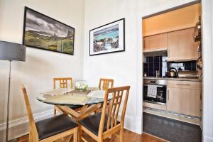 Η κουζίνα ή μικρή κουζίνα στο Great Location! 2BD,2 Bath in Centre of Edinburgh