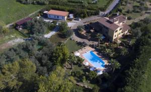 widok z lotu ptaka na dom z basenem w obiekcie Villa Tresino B&B w mieście Santa Maria di Castellabate