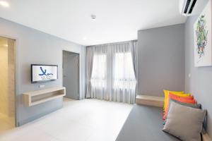 佛统Xen Hotel Nakhon Pathom - SHA PLUS的带沙发和窗户的客厅