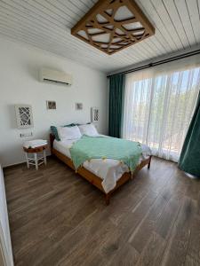 Ένα ή περισσότερα κρεβάτια σε δωμάτιο στο Ceneviz Hotel