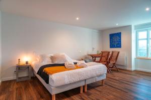 RospordenにあるMaison spacieuse a 20 minutes de merのベッドとテーブルと椅子のある寝室