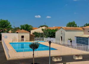 a swimming pool with a fence around it at Mais 2 pièces mezza CHATELAILLON PLAGE - CL080-022 in Châtelaillon-Plage