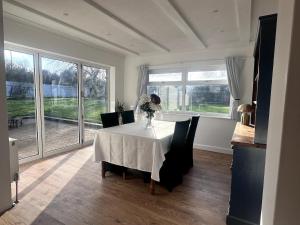 Fotografie z fotogalerie ubytování Quince Cottage - Hot tub and parking for 4 cars v destinaci Chestfield