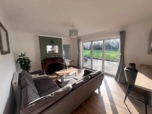 Posezení v ubytování Quince Cottage - Hot tub and parking for 4 cars