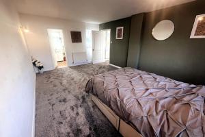 Postel nebo postele na pokoji v ubytování Quince Cottage - Hot tub and parking for 4 cars